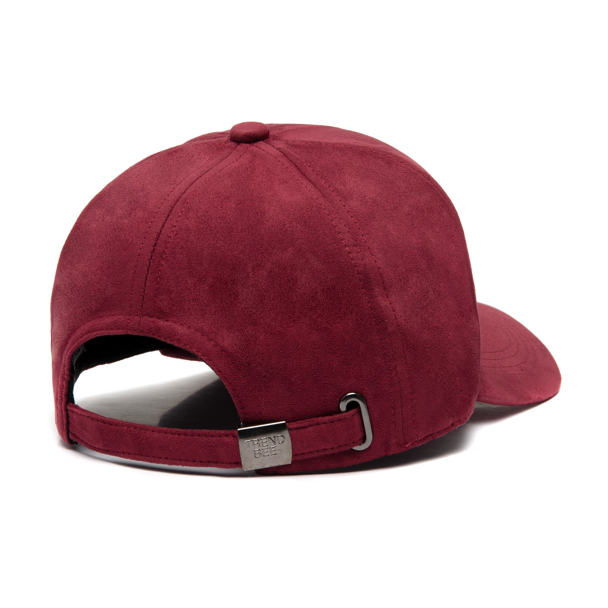 Achterkant van de Rouge wijnrode suède pet Trendbee, verstelbare backbuckle met het Trendbee-logo op de metalen buckle